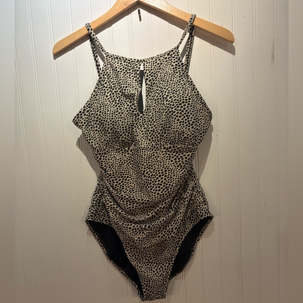 UNBRANDED Chic animal-print one-piece swimsuit.EUC size 12